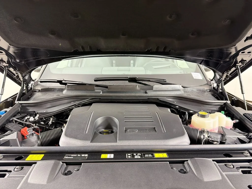 New 2026 Santorini Black Land Rover SE 7 Seats image 32