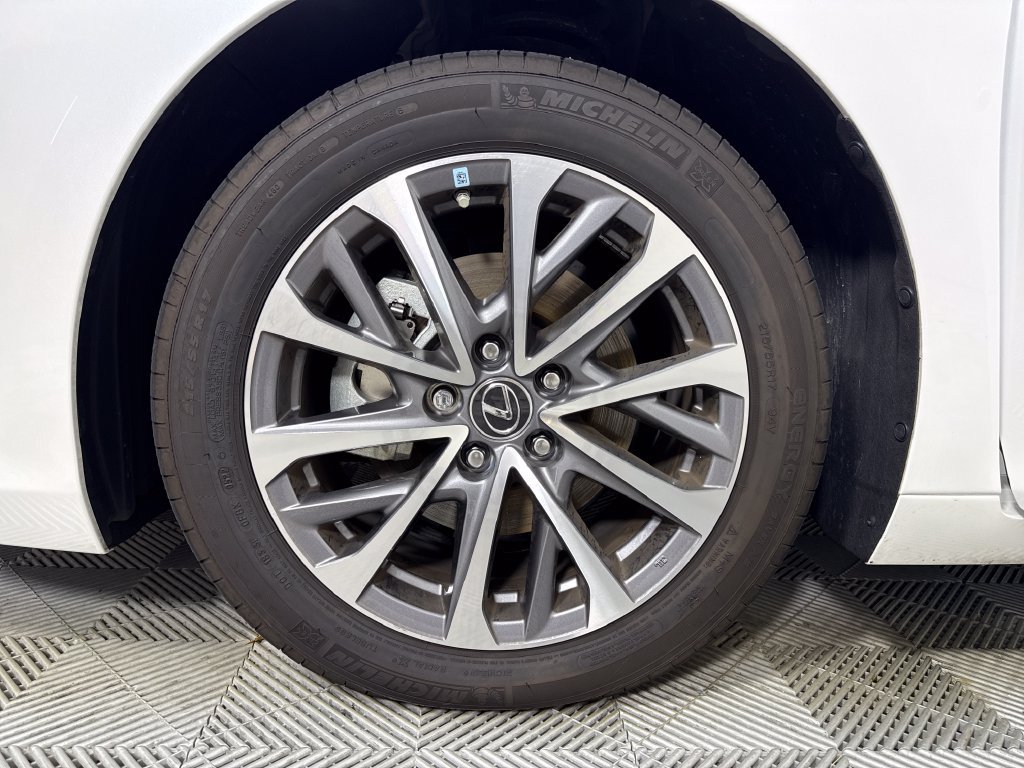 Used 2022 White Lexus 300h image 25