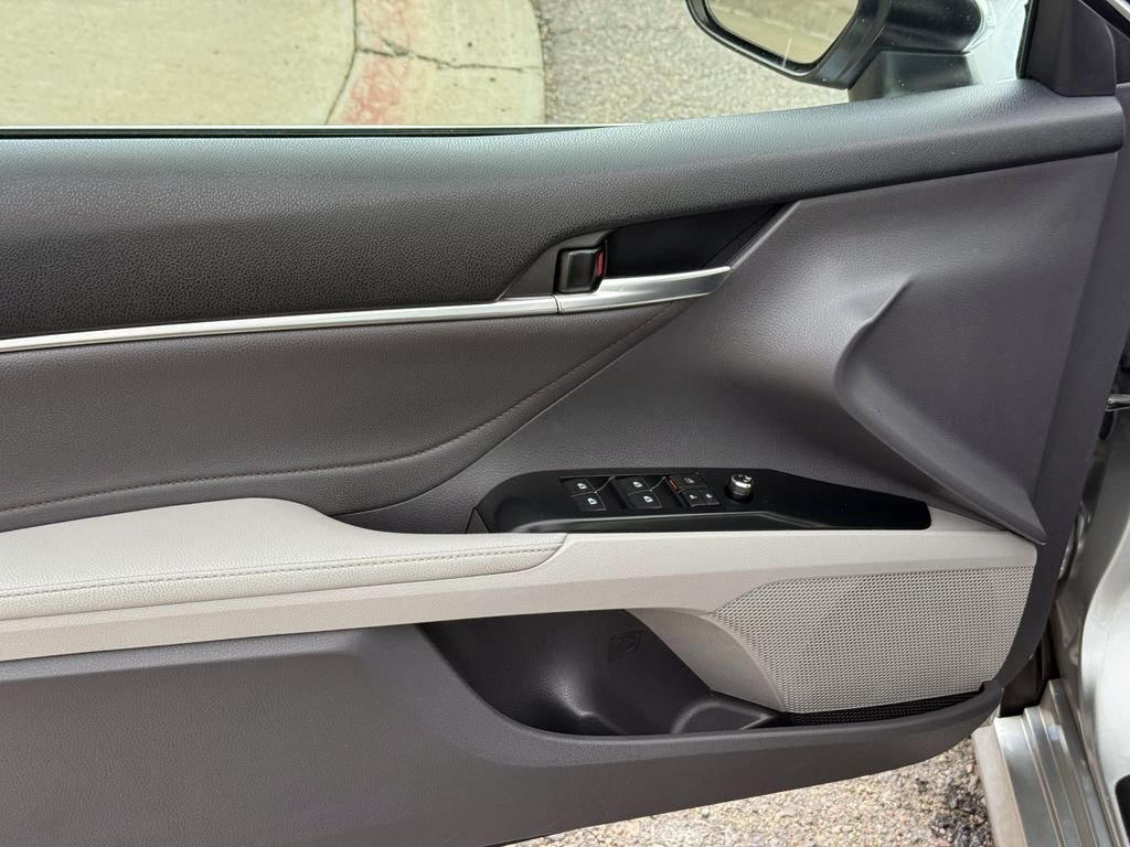 Used 2018 Silver Toyota XLE image 16