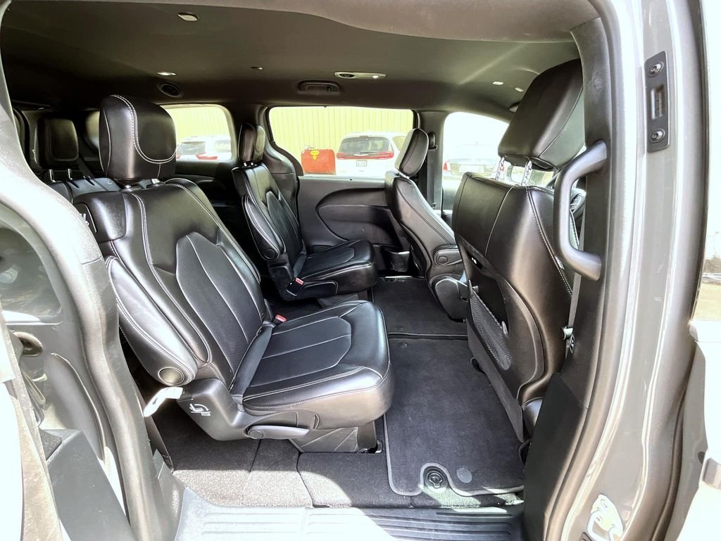 Used 2025 White Chrysler Select image 17