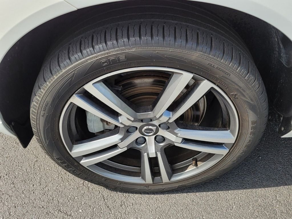 Used 2020 White Volvo T6 Momentum image 17
