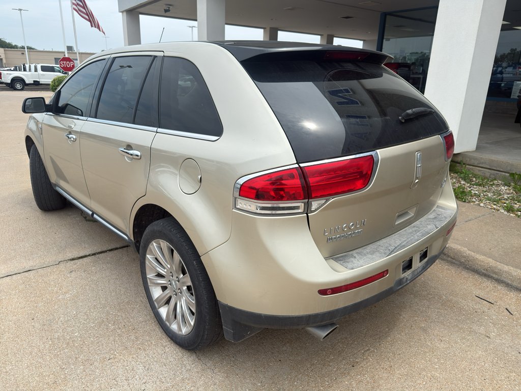 Used 2011 Gold Leaf Metallic Lincoln Base image 13