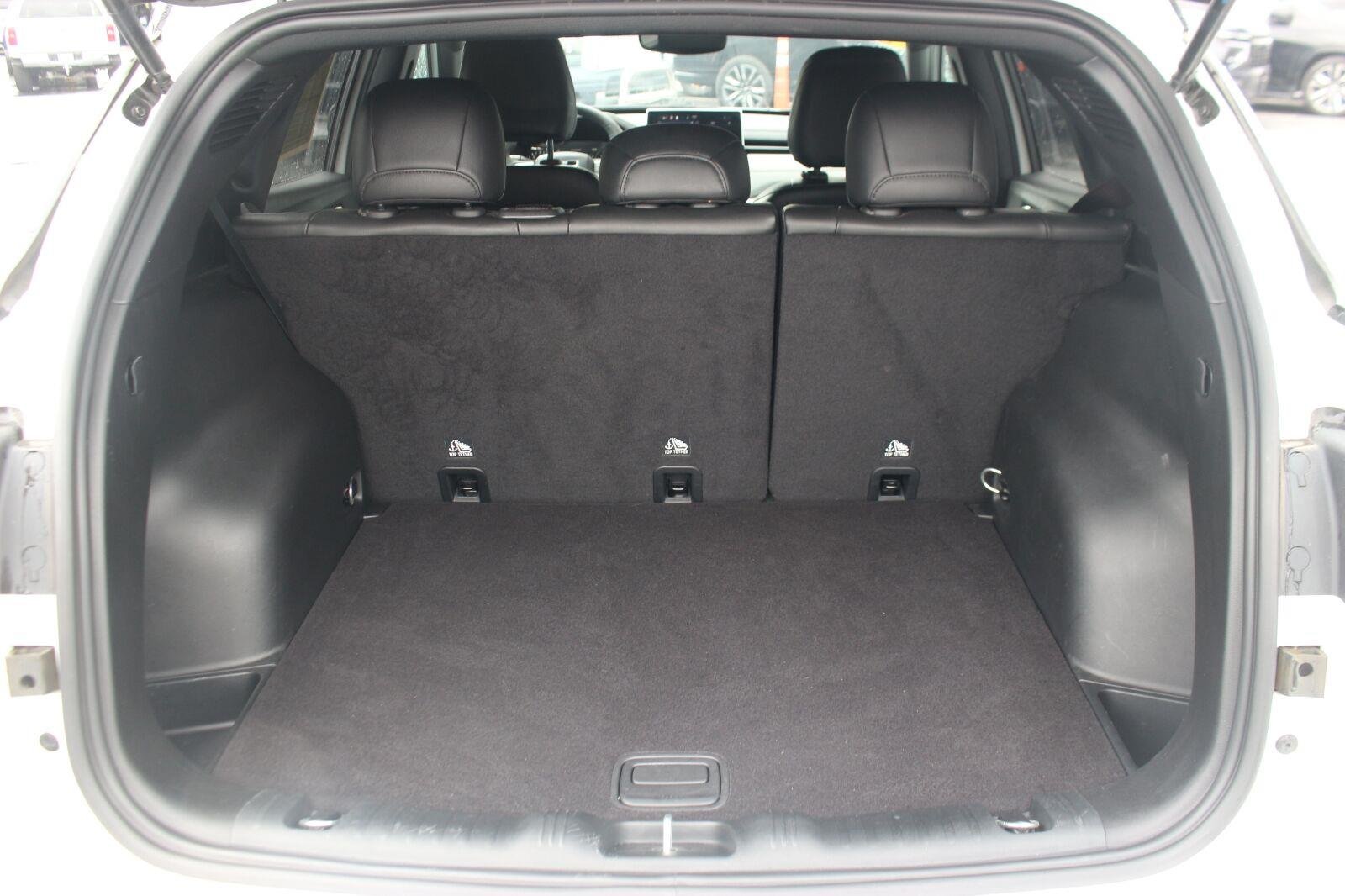 Used 2023  Jeep Limited image 11