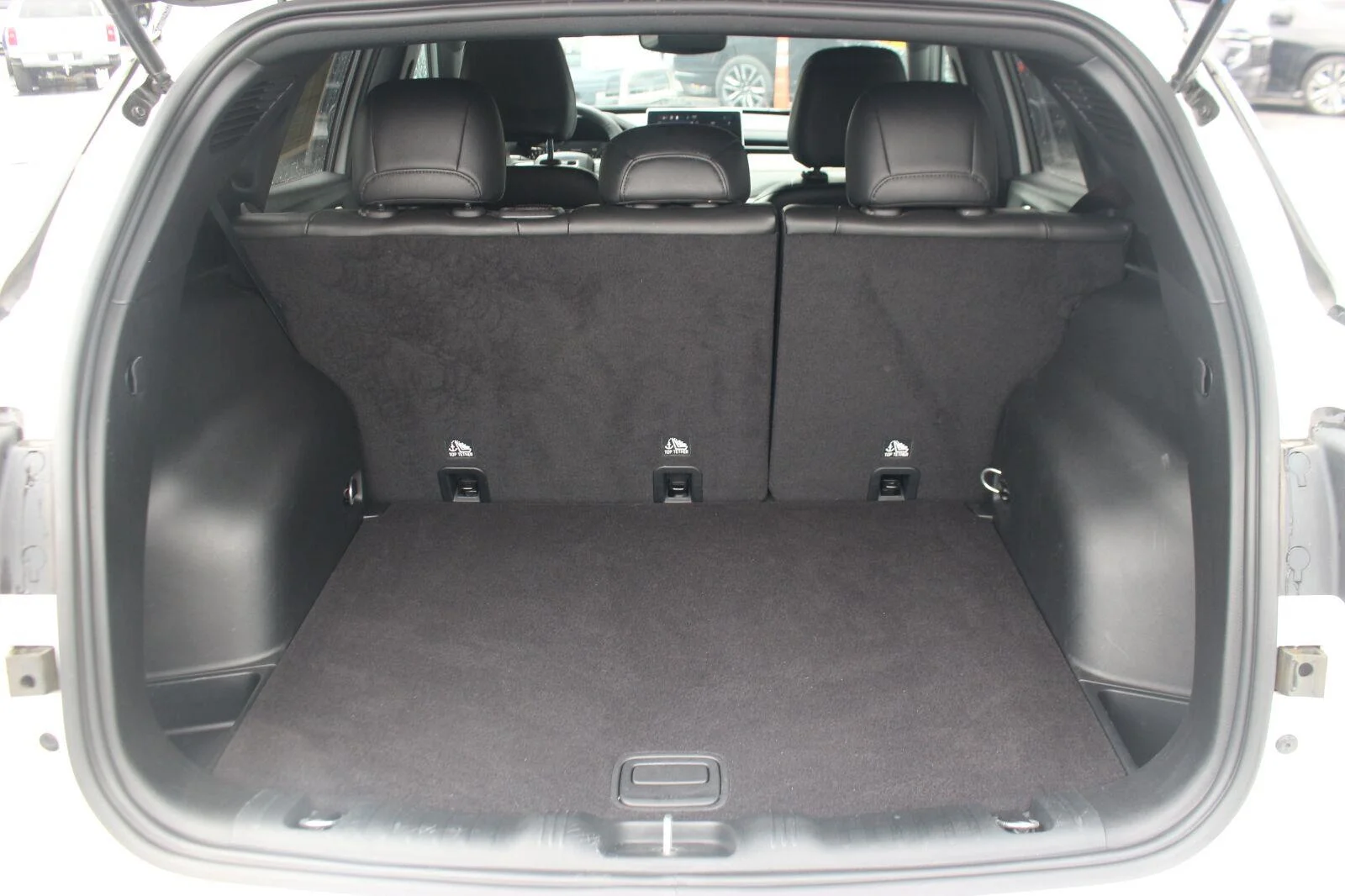 Used 2023  Jeep Limited image 11
