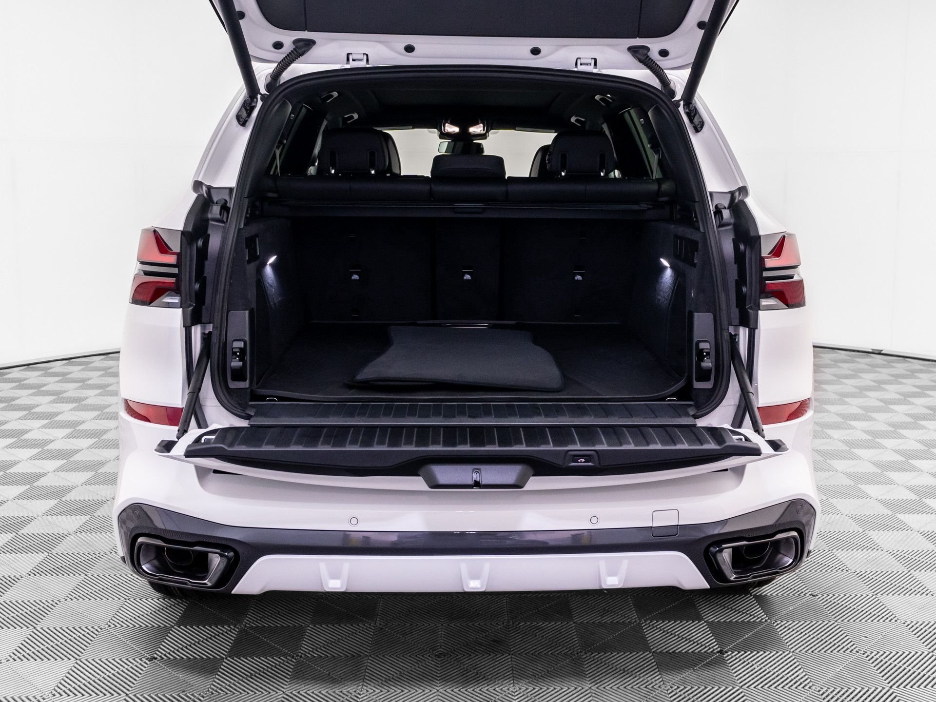 New 2026 Mineral White Metallic BMW xDrive40i image 31