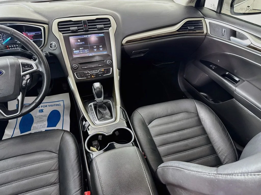 Used 2016 White Platinum Clearcoat Metallic Ford SE image 30