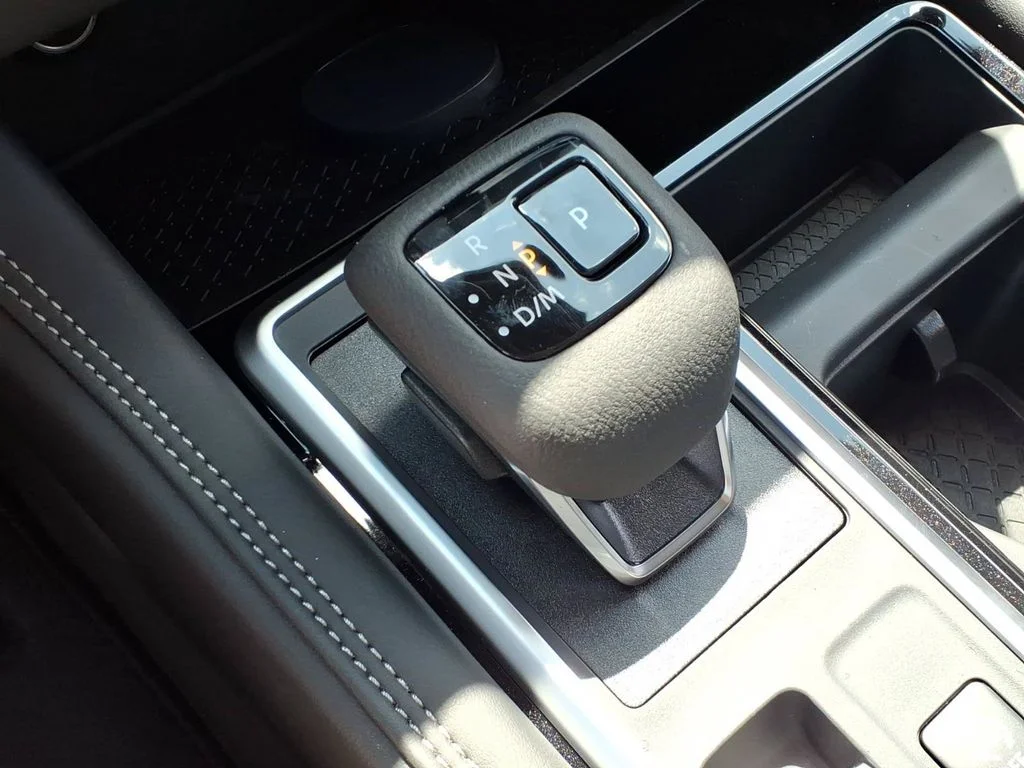 New 2026 Boulder Gray Pearl / Super Black Two-tone Nissan Platinum image 19