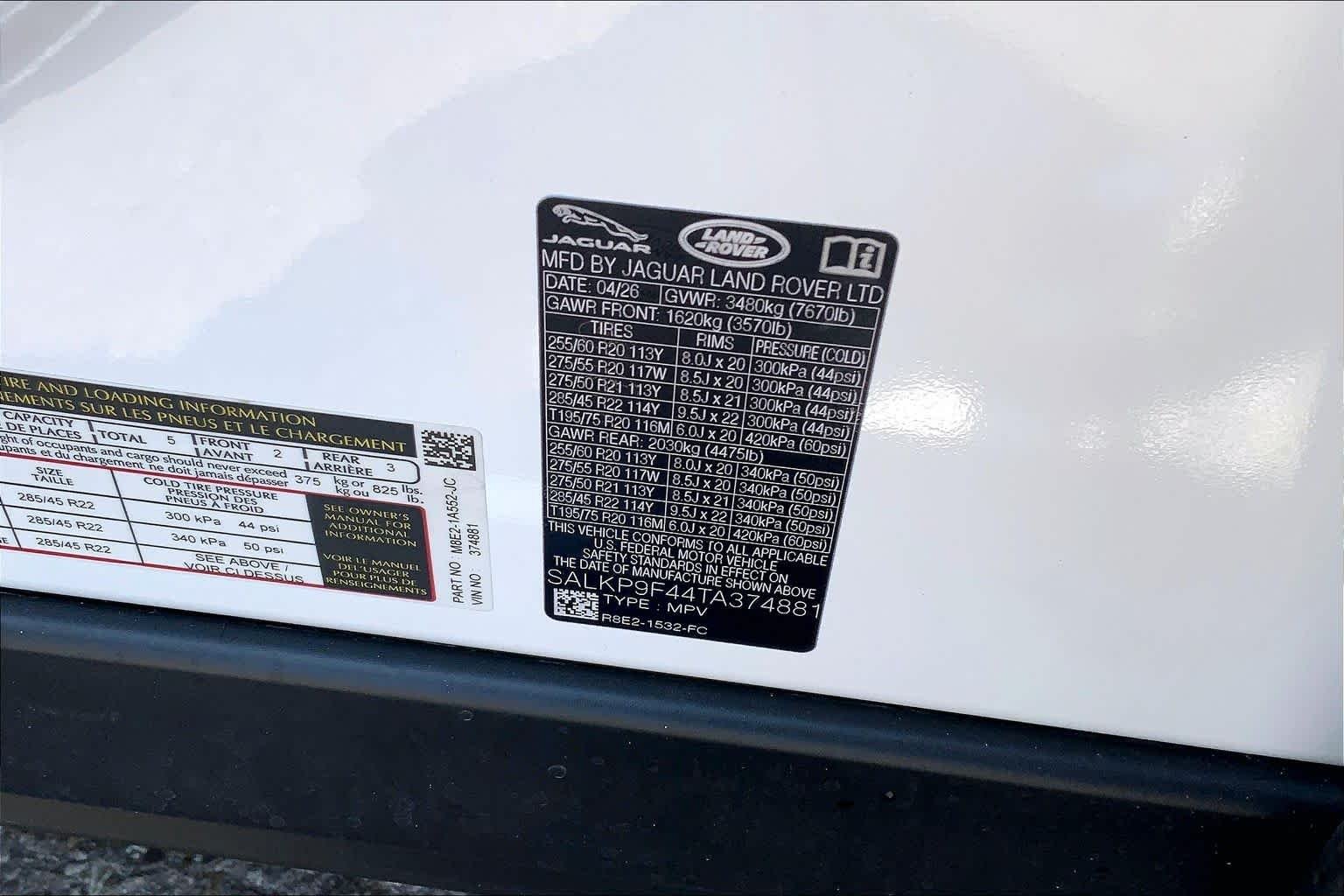 New 2026 Ostuni Pearl White Land Rover SE image 18