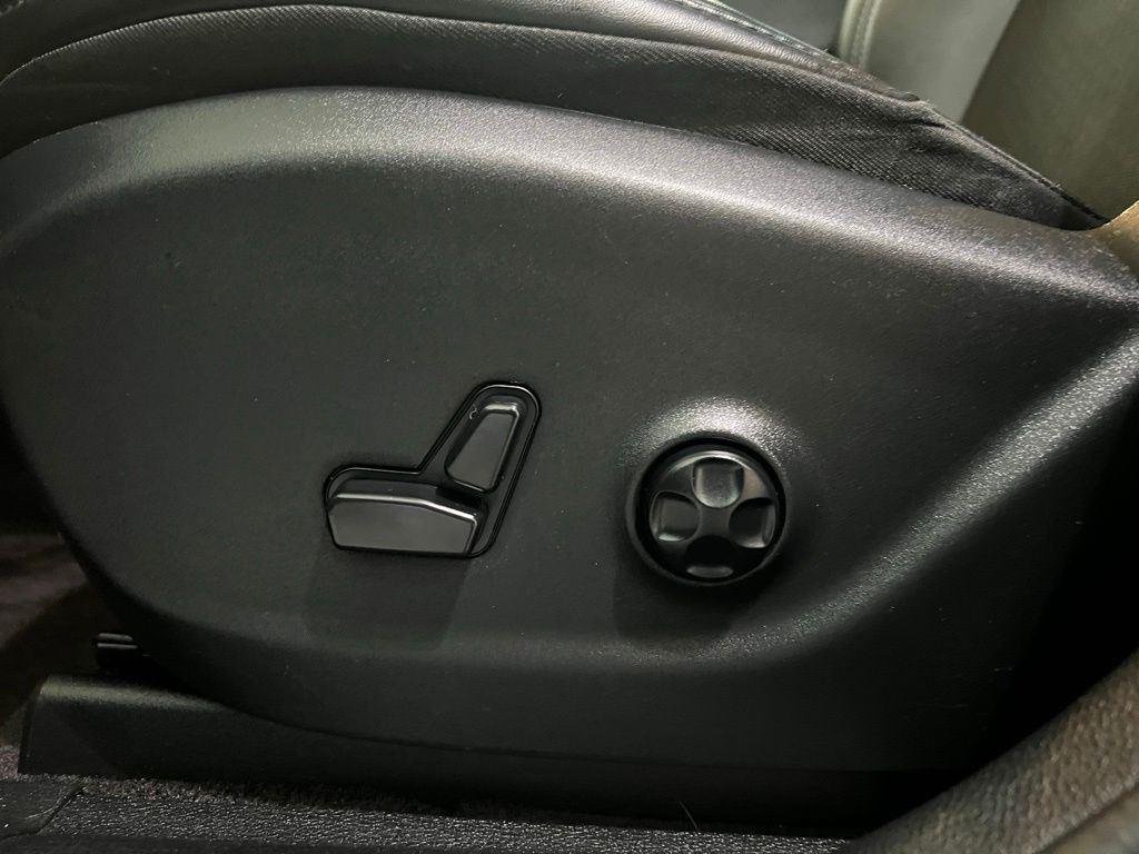 Used 2019 Billet Silver Metallic Clearco Jeep Latitude Plus image 17
