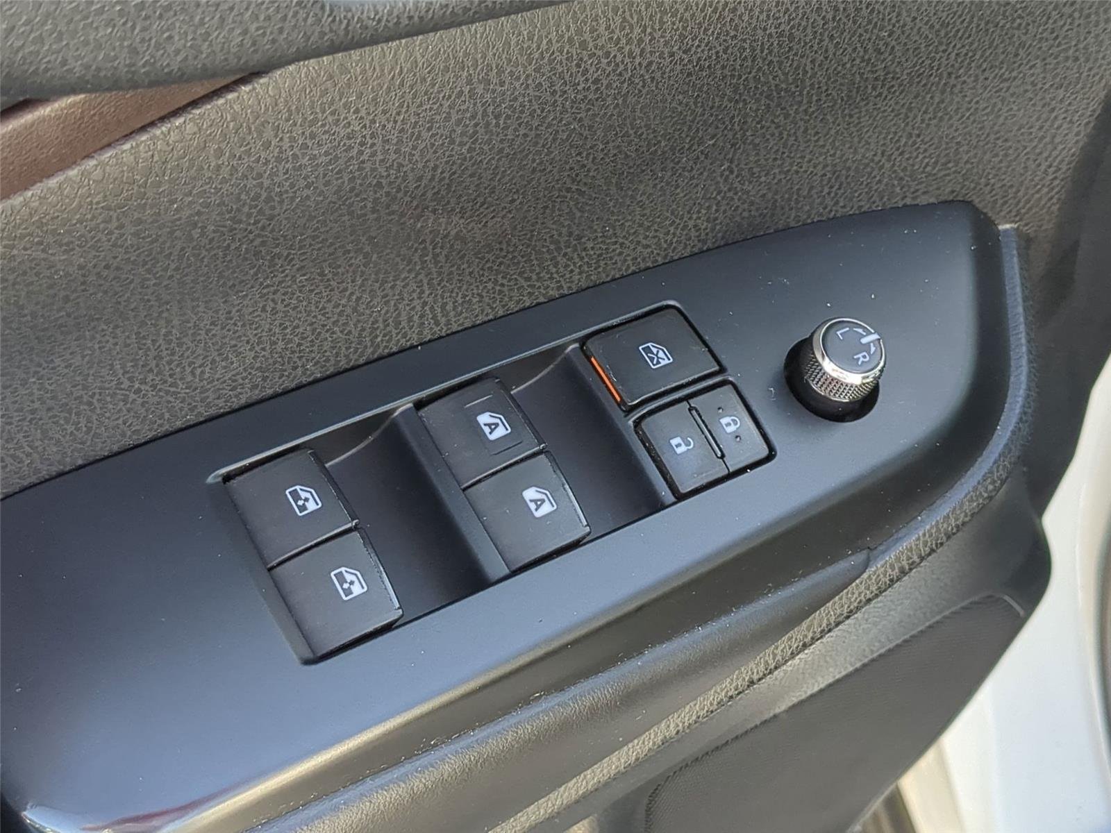 Used 2019  TOYOTA  image 16