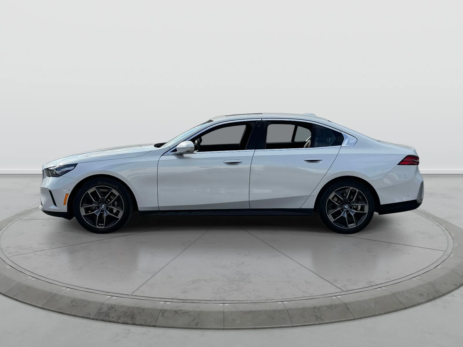 Used 2026 White BMW 530i xDrive image 4