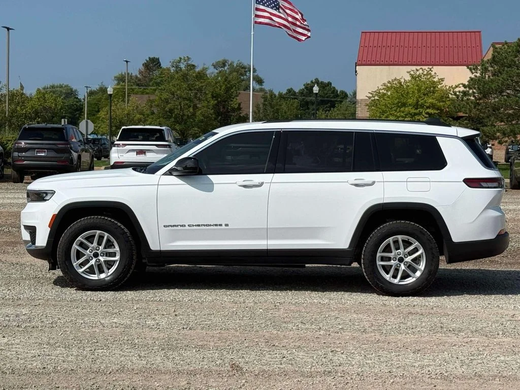 Used 2023 White Jeep Laredo image 8