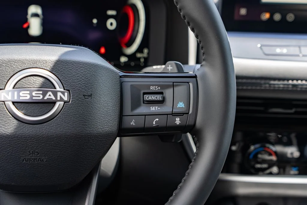New 2026 Boulder Gray Pearl / Super Black Two-tone Nissan Platinum image 15