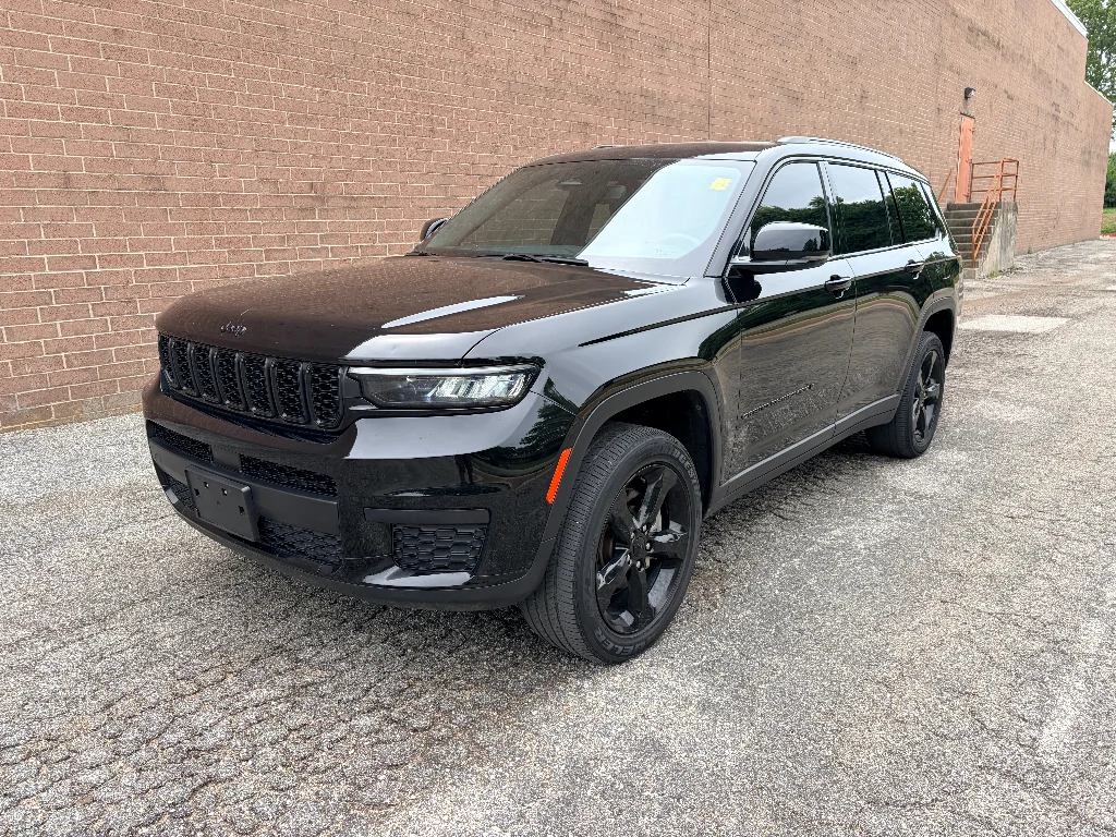 Used 2023 Diamond Black Crystal Pearlcoat Jeep Altitude image 1