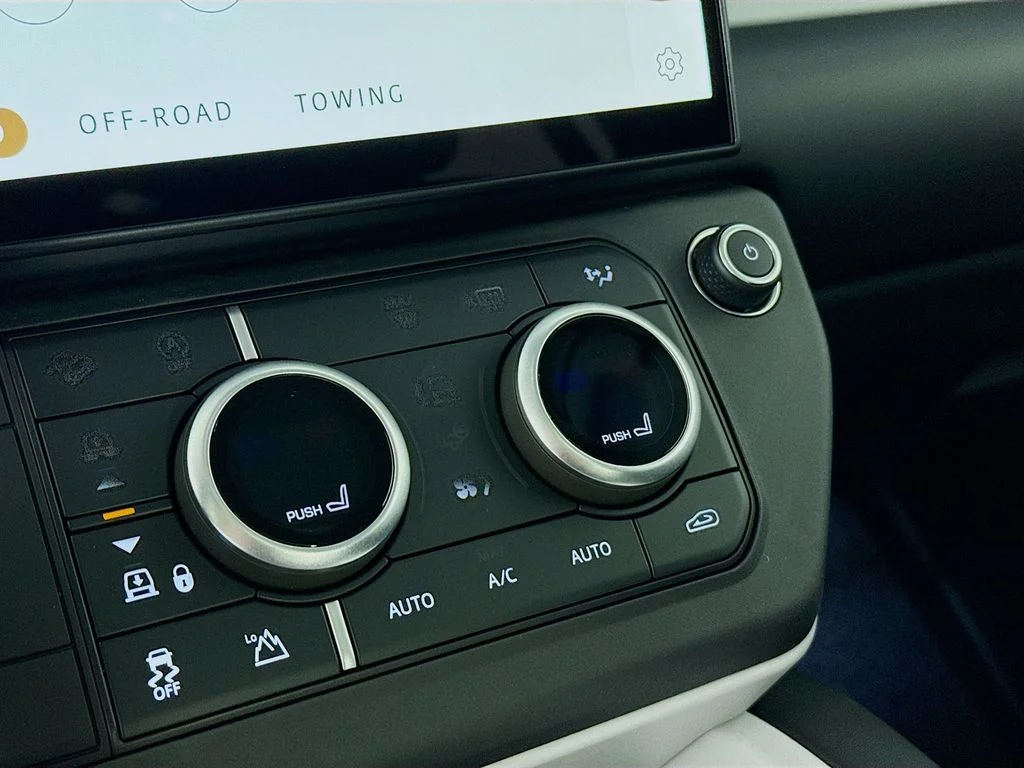 New 2026 Tasman Blue Metallic Land Rover S image 17