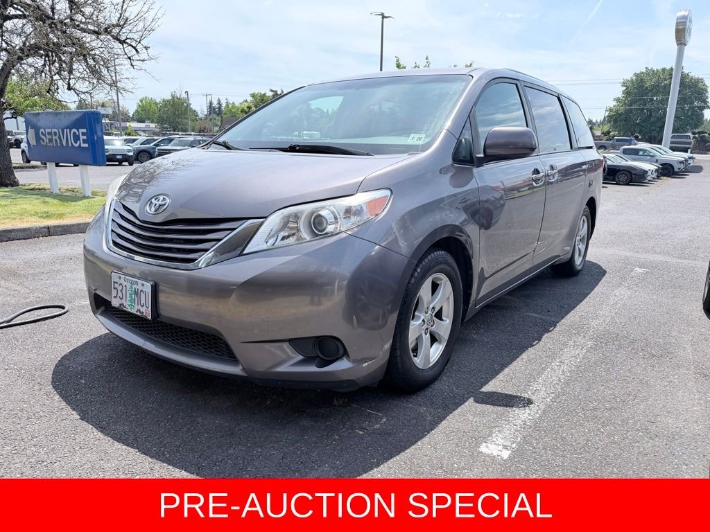 2015 Toyota Sienna LE V6 7-Passenger Access Seat's photo