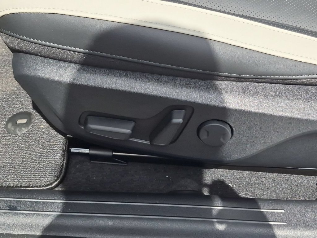 New 2026 Glacial White Pearl / Black Ro Kia GT-LINE image 36