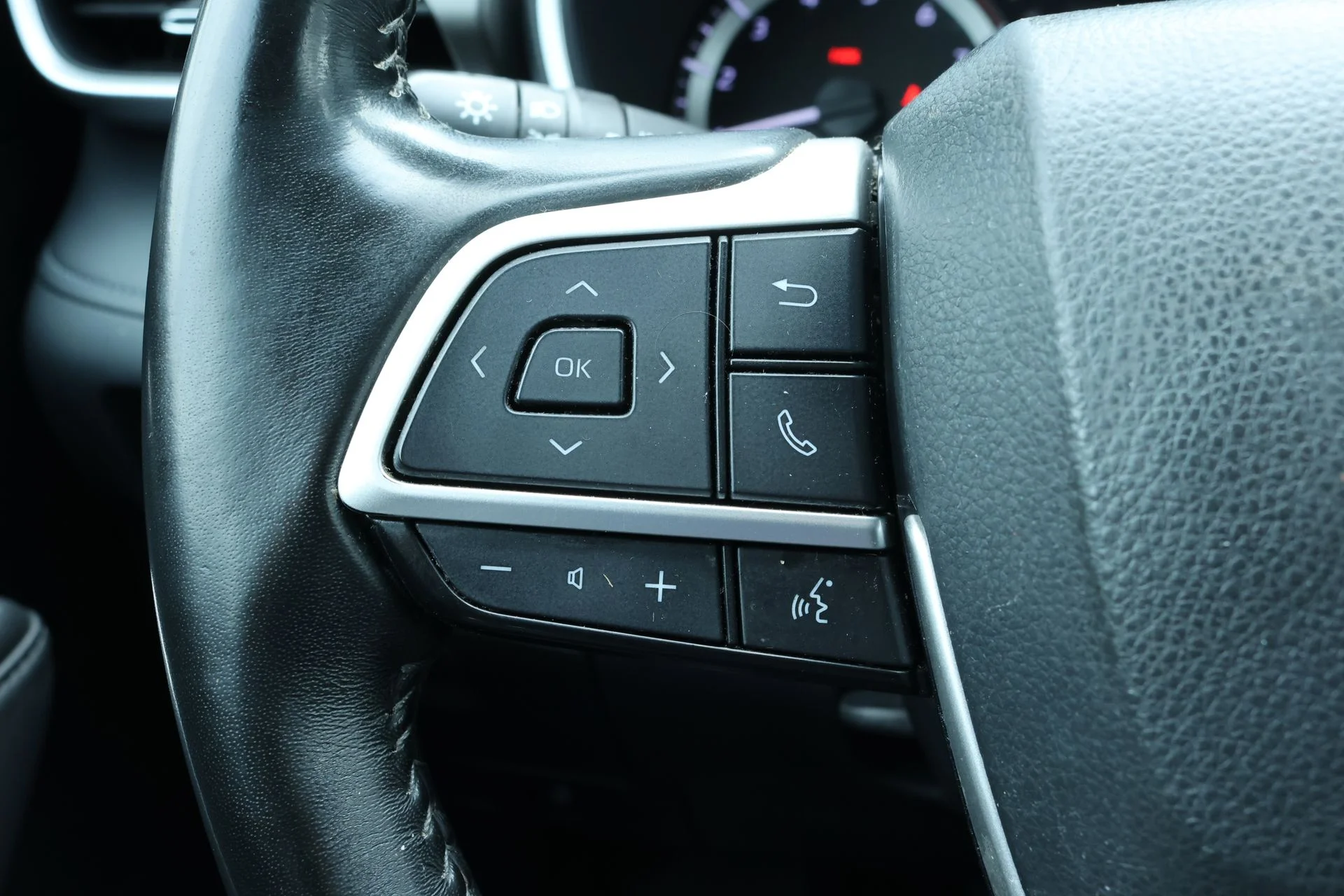 Used 2023 Beige Toyota XLE image 9