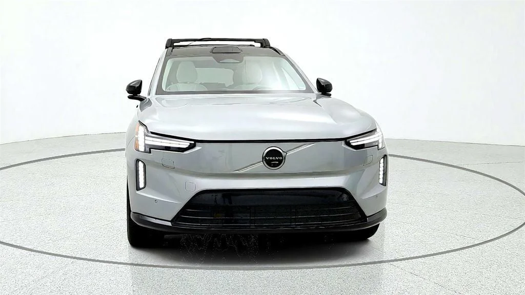 Used 2025 Vapour Grey Metallic Volvo Twin Motor Ultra 7-Seater image 2