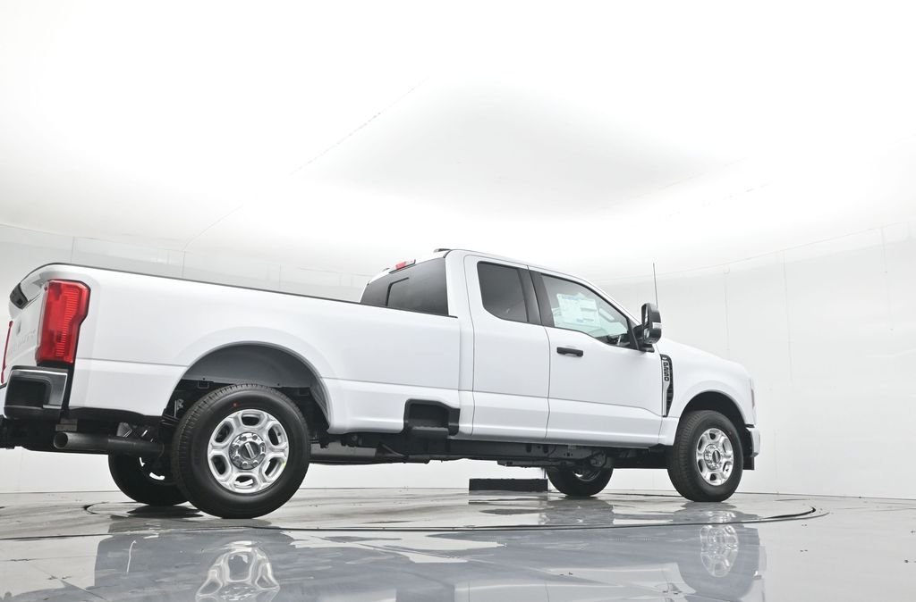 New 2026 Oxford White Ford XLT image 40