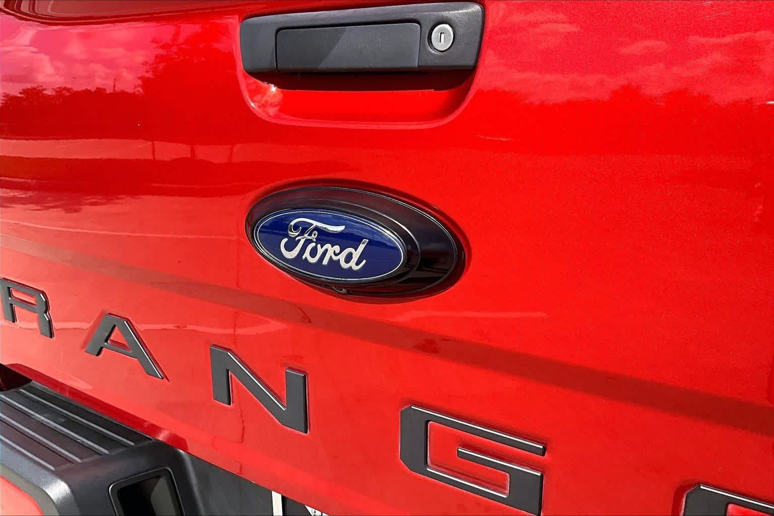 Used 2019 Hot Pepper Red Metallic Tinted Clearcoat Ford XLT image 9