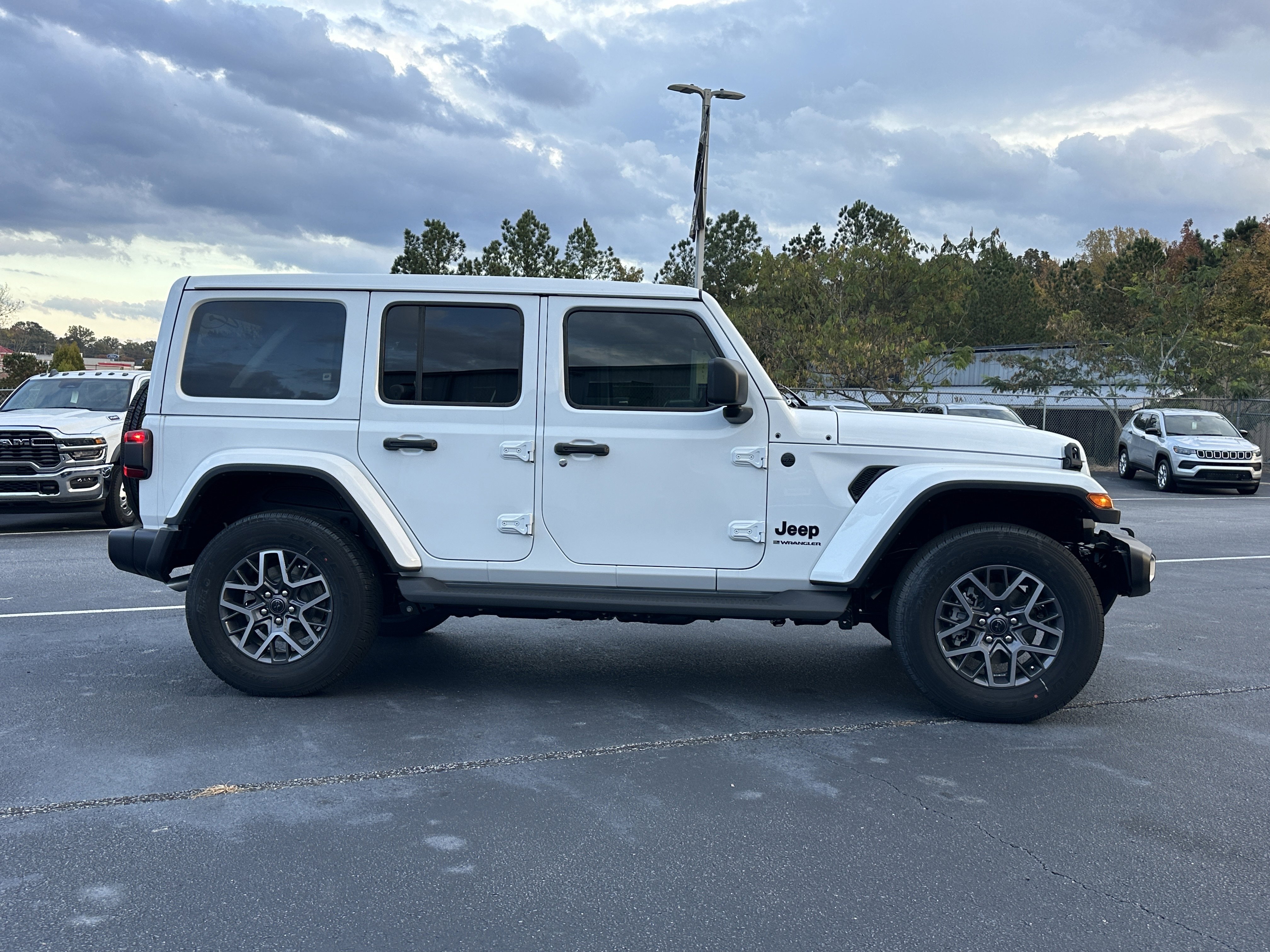 2025 Jeep Wrangler 4-Door Sahara - Photo 9