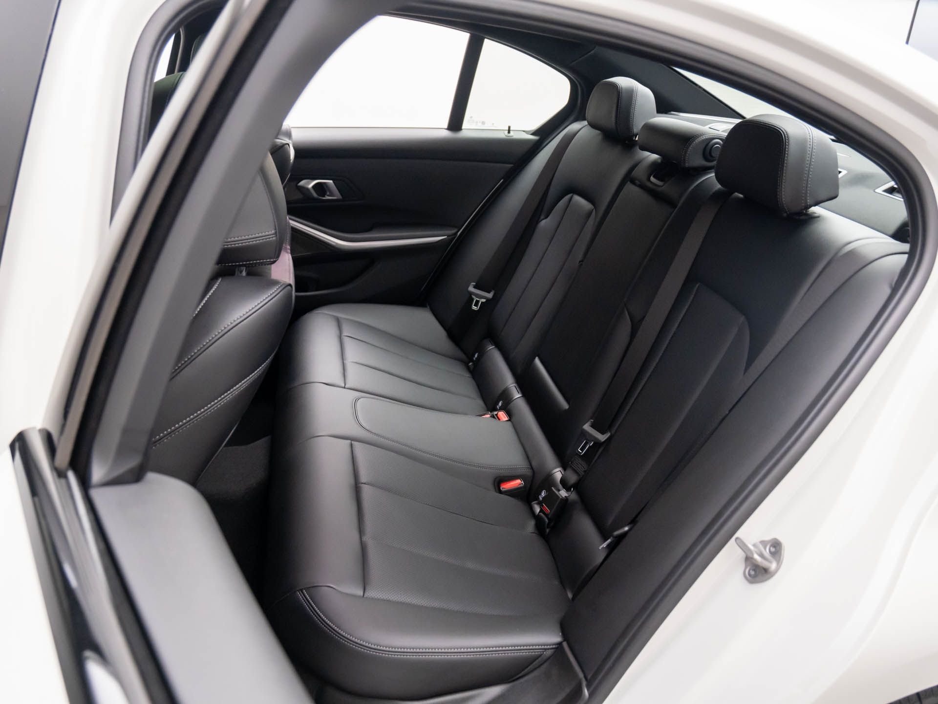 New 2026 Mineral White Metallic BMW 330i xDrive image 17