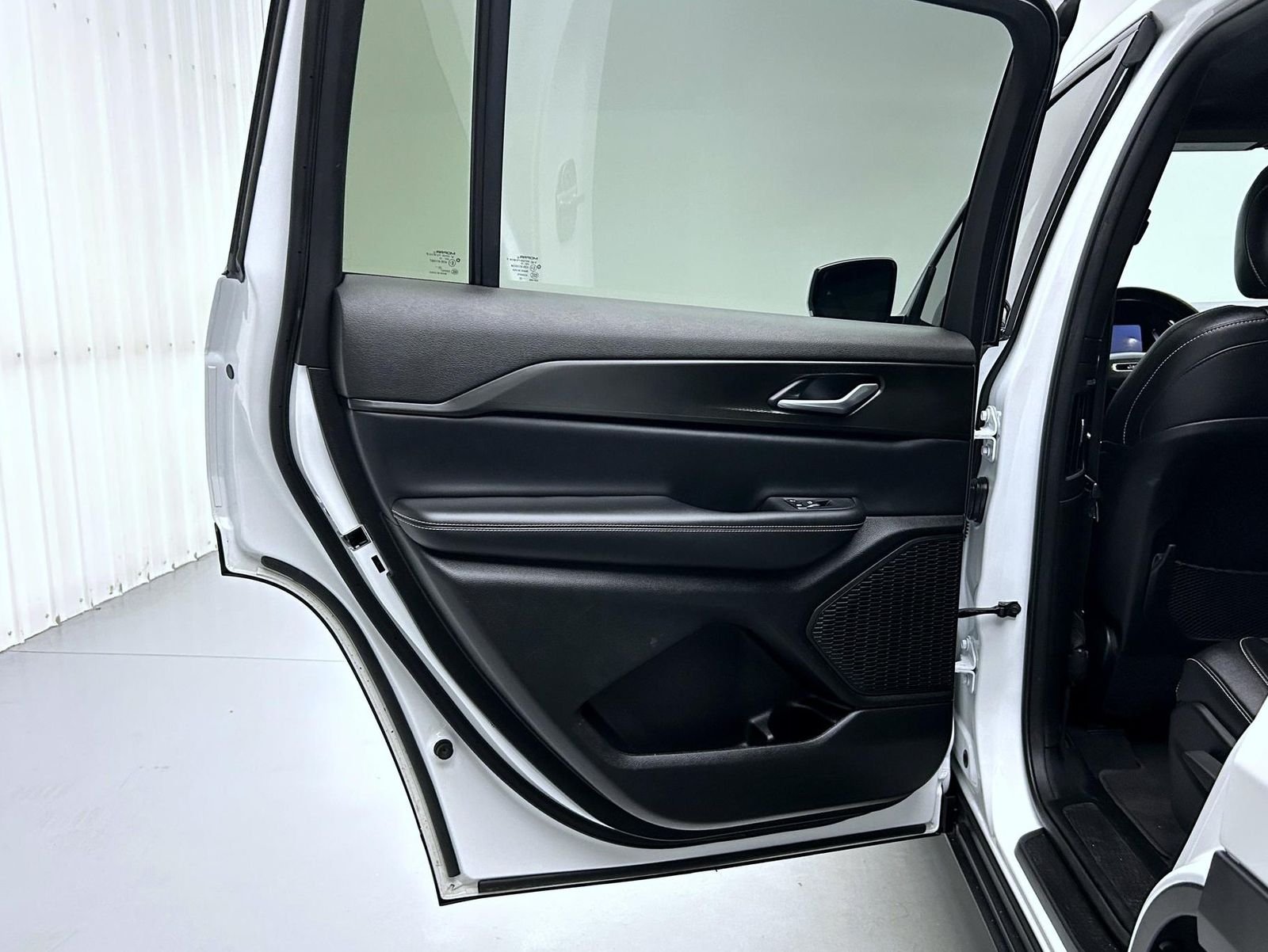 Used 2023 White Jeep Altitude image 22