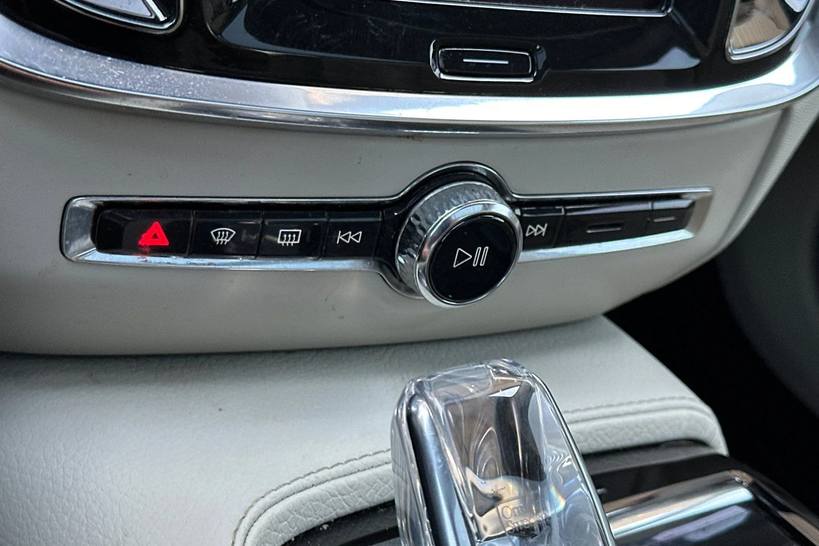 Used 2021 White Volvo T8 Inscription image 22