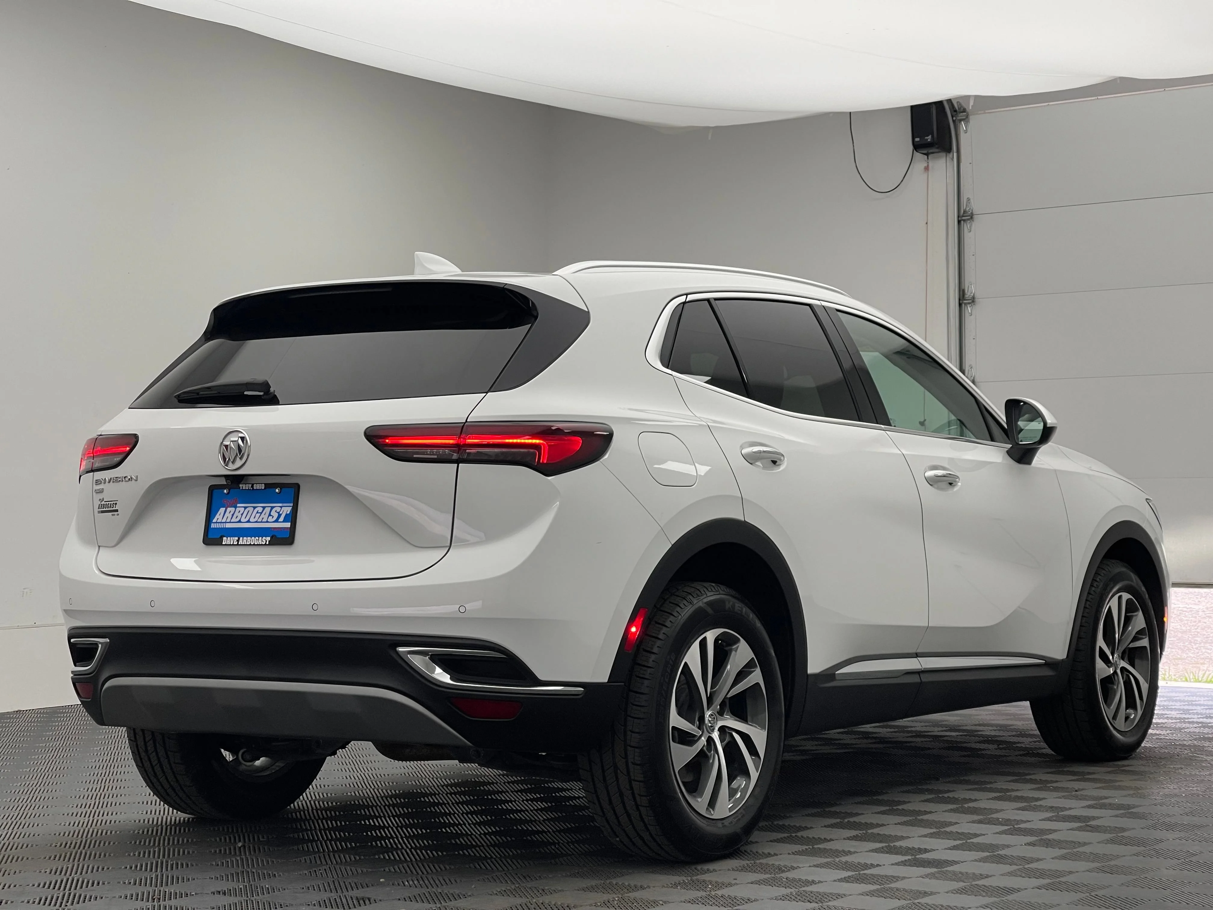 Used 2023 Summit White Buick Essence image 7