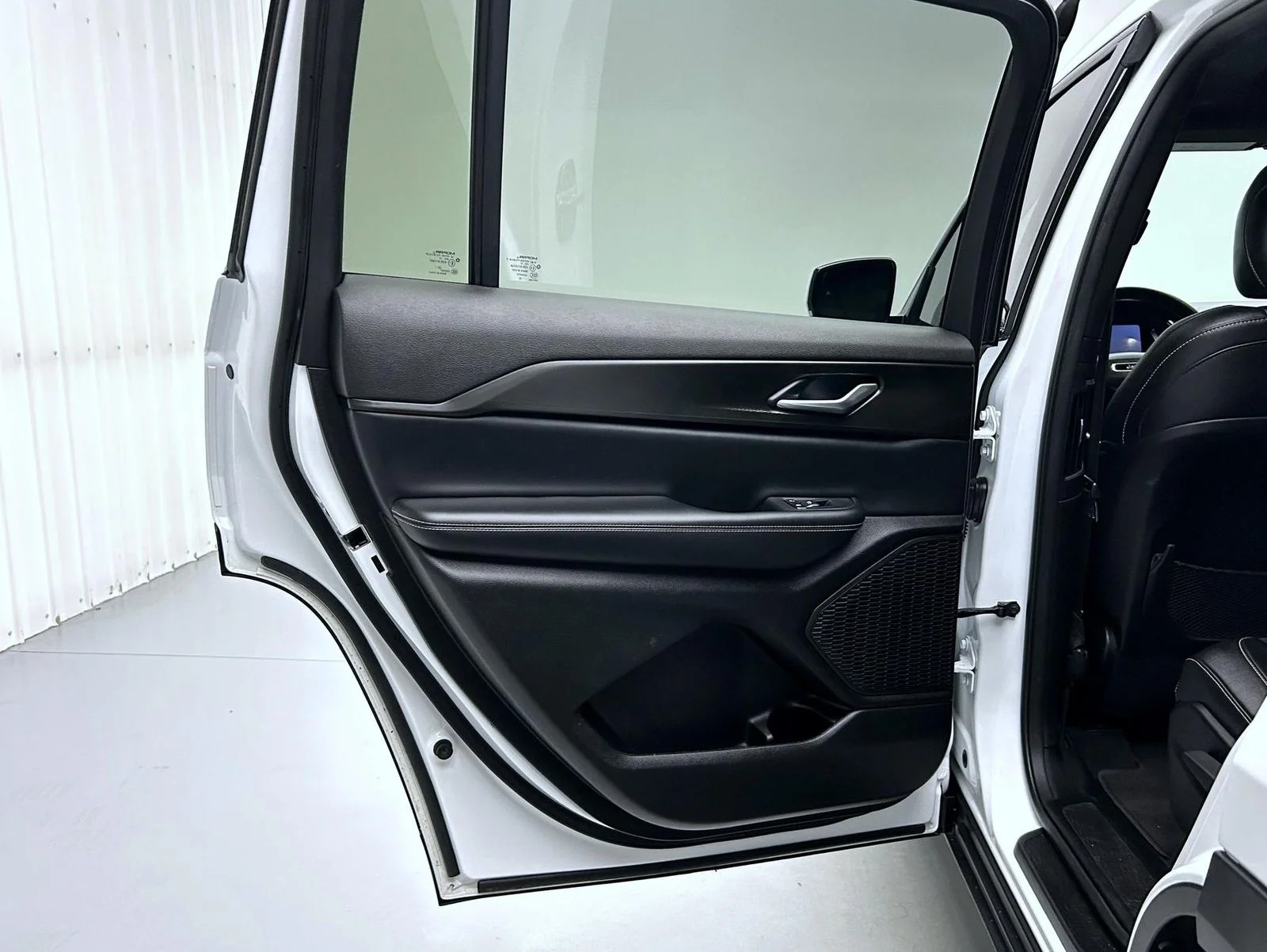 Used 2023 White Jeep Altitude image 22