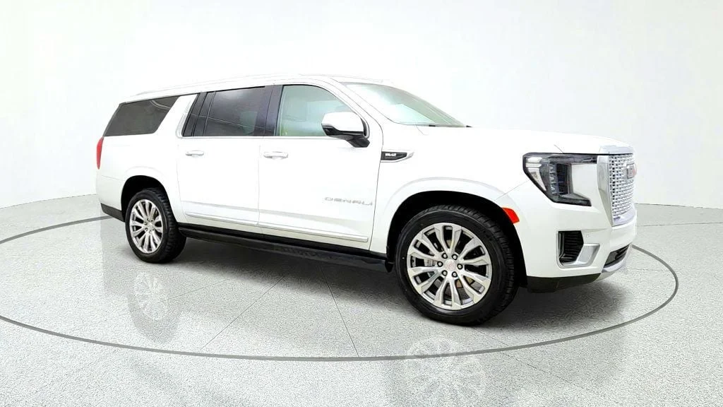 Used 2022 White Frost Tricoat GMC 4WD 4dr Denali image 3