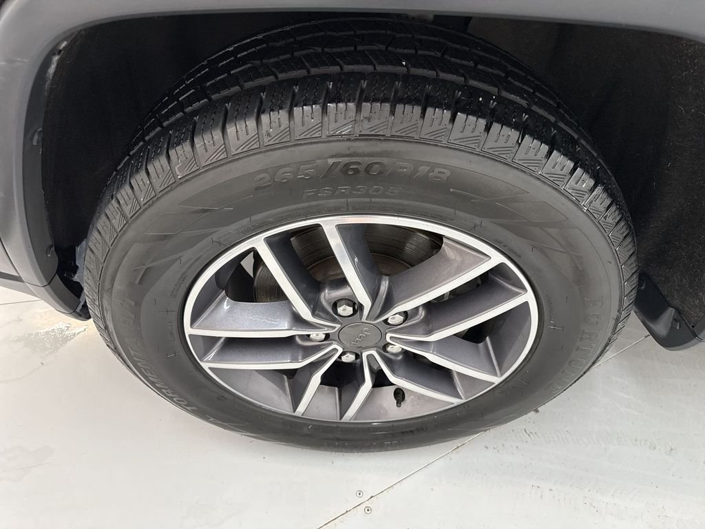 Used 2019 Crystal Metallic Jeep Limited image 33