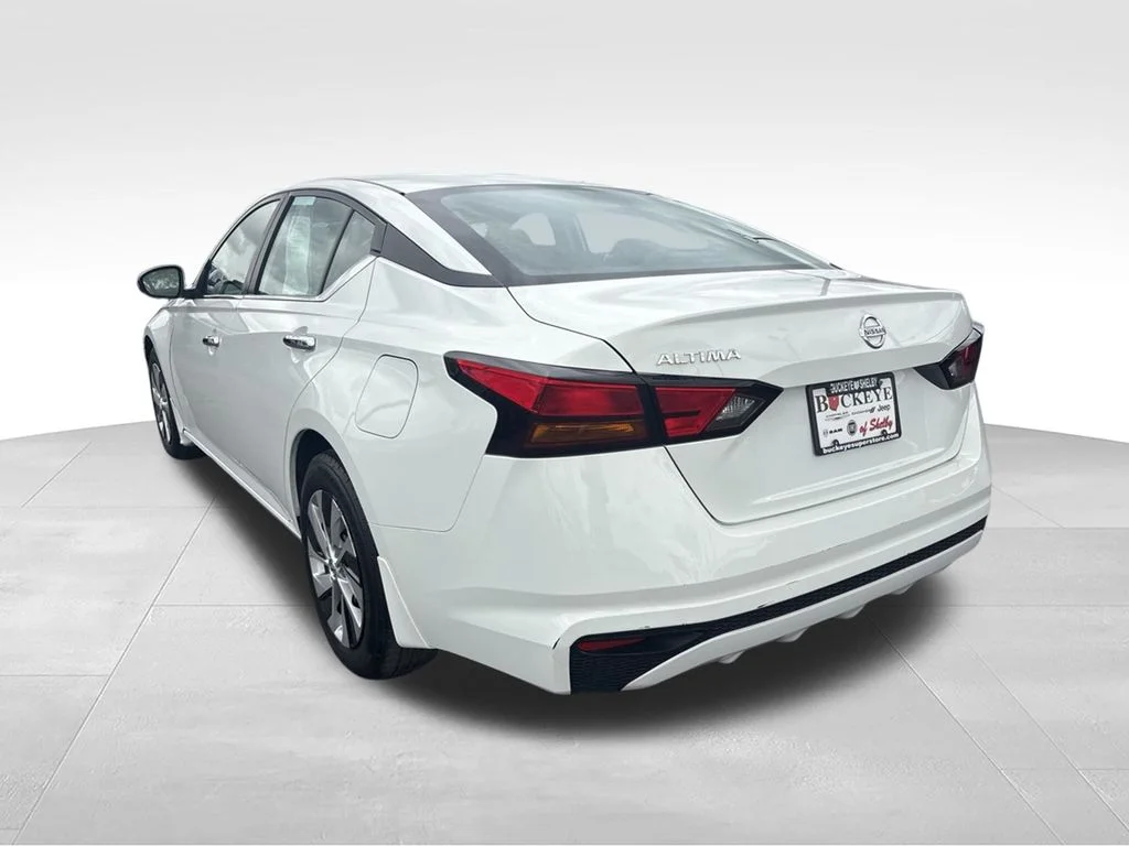 Used 2022 White Nissan 2.5 S image 5