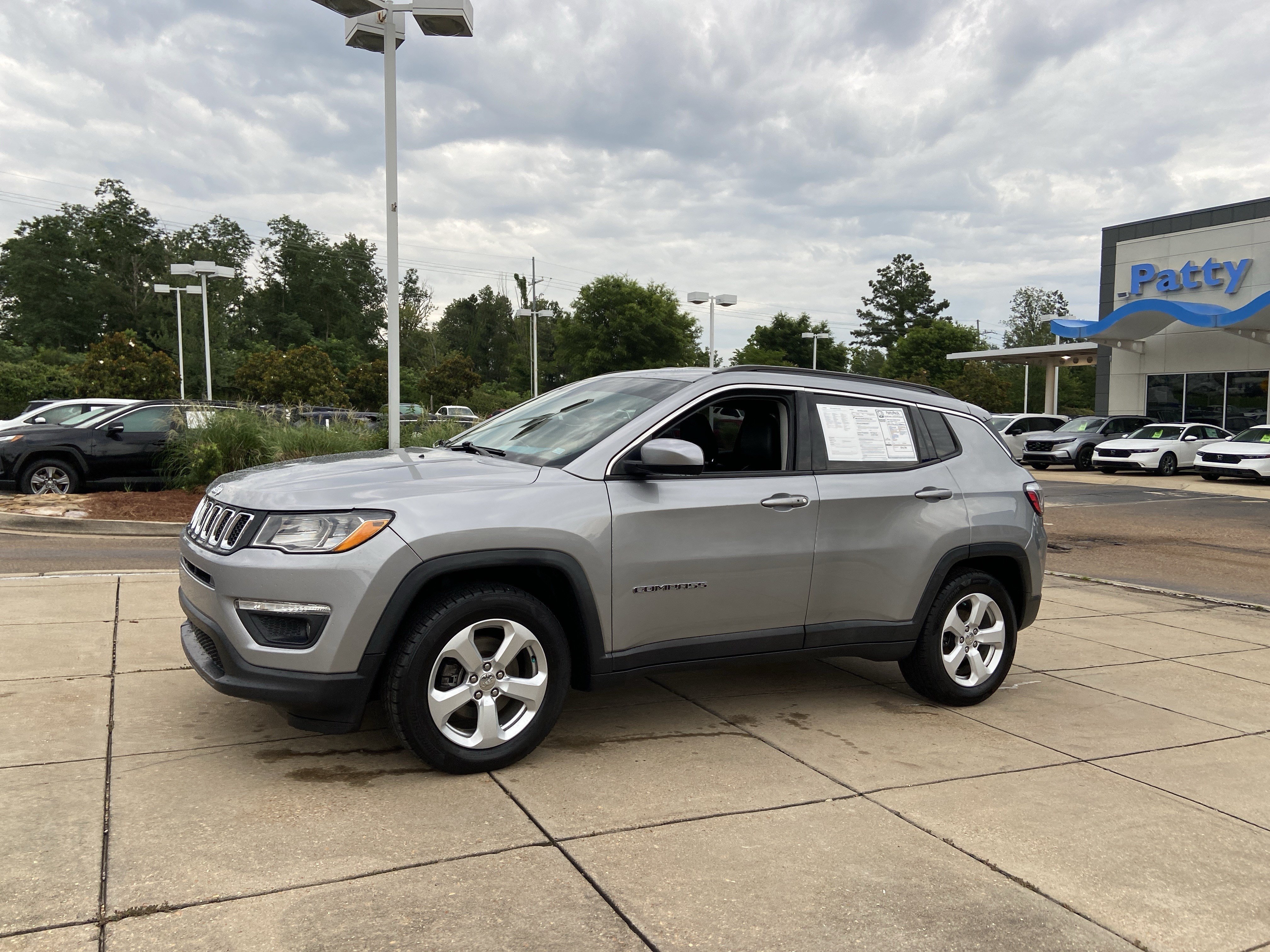 Used 2019 Billet Silver Metallic Clearcoat Jeep Latitude image 7