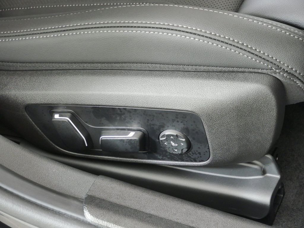 New 2026 Black Sapphire Metallic BMW 330i xDrive image 22