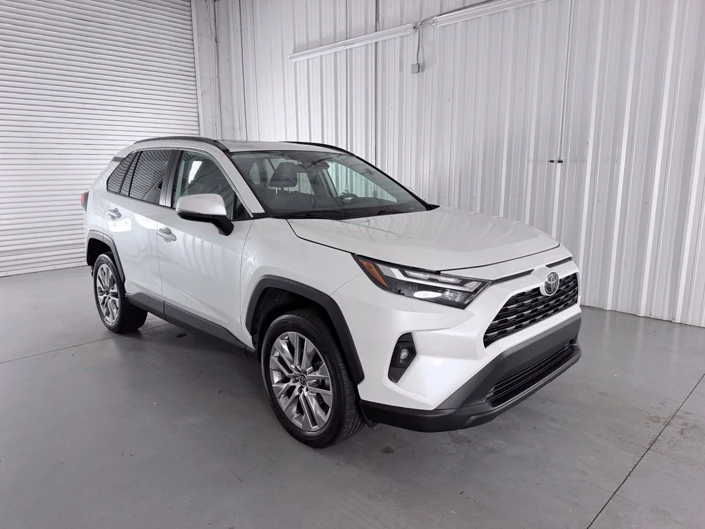 Used 2023 Beige Toyota XLE Premium image 3