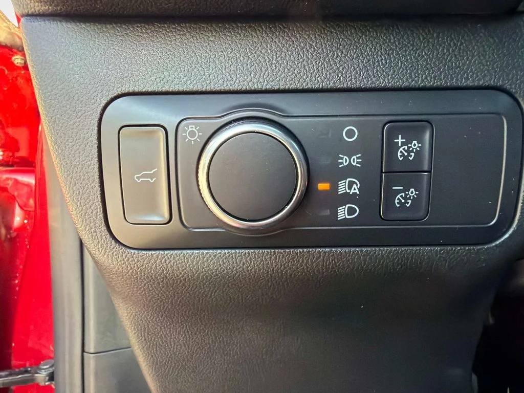 Used 2022 Red Ford SE image 31
