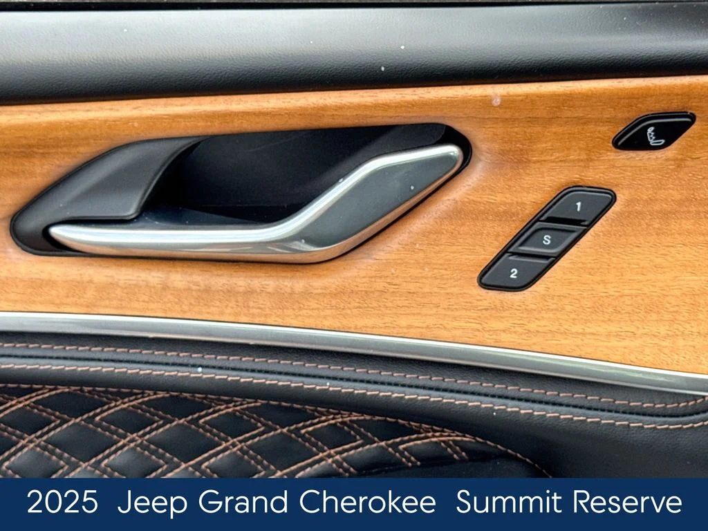 Used 2025 White Jeep Summit Reserve image 18