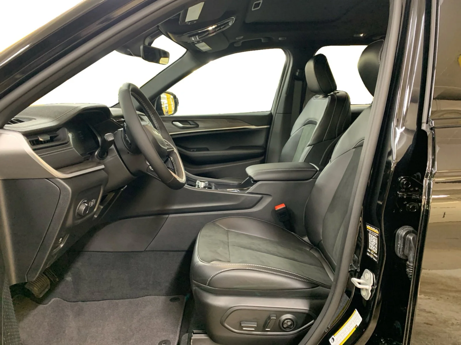 New 2026 Diamond Black Crystal Pearl Jeep Altitude image 10