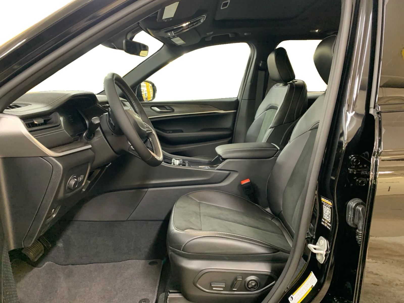 New 2026 Diamond Black Crystal Pearl Jeep Altitude image 10