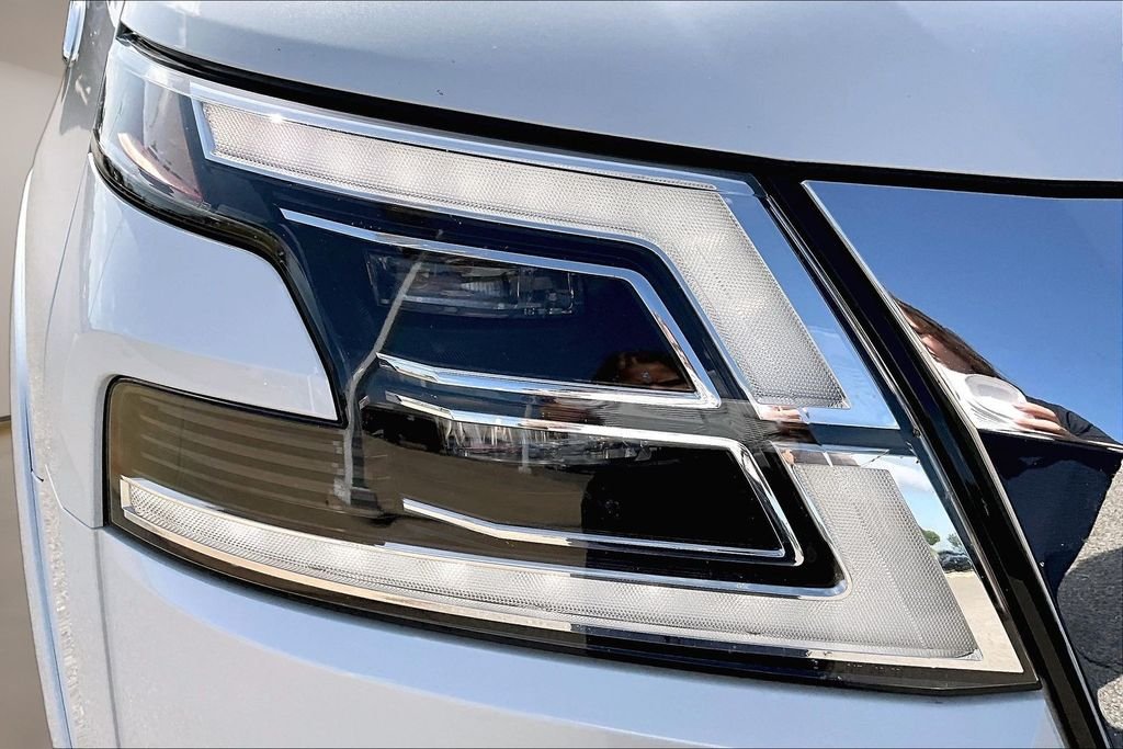 Used 2021 White Nissan Platinum image 32