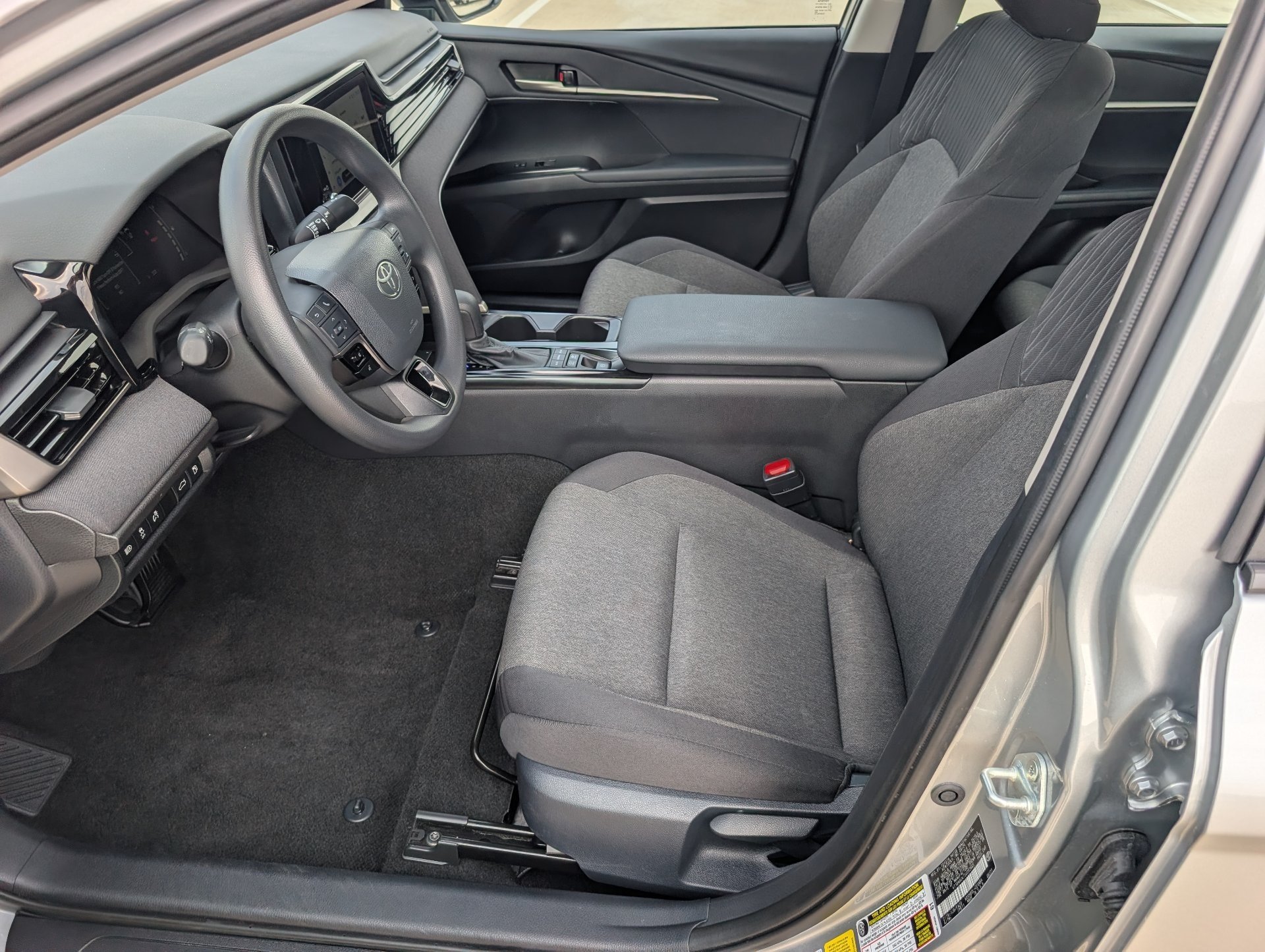 2025 Toyota Camry LE - Photo 8