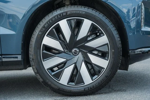 Certified Used 2025 Denim Blue Volvo Ultra image 15