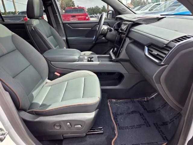 Used 2024 White GMC AT4 image 17