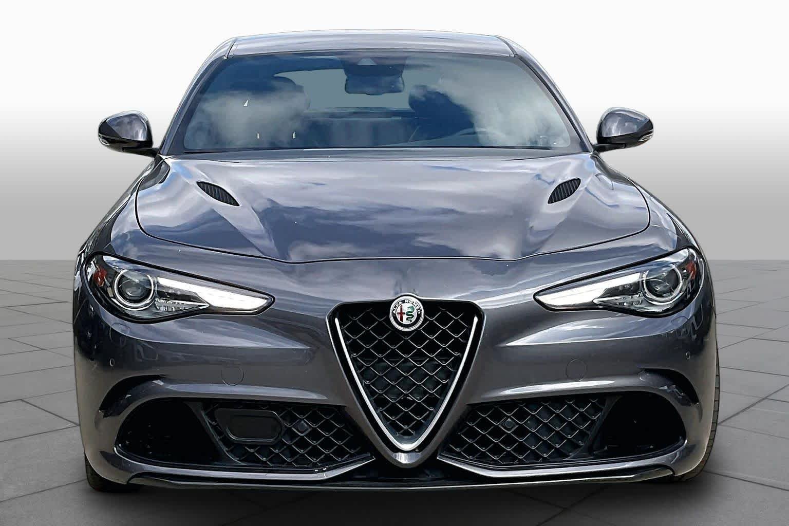 Used 2018 Vesuvio Gray Metallic Alfa Romeo  image 4