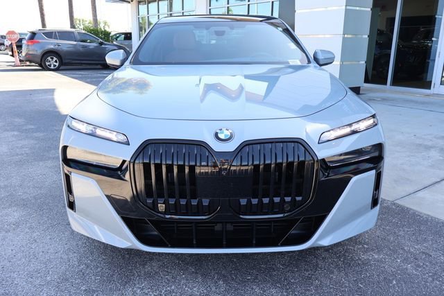 Used 2024  BMW 760i xDrive image 3