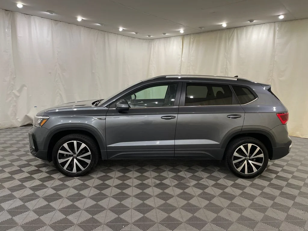 Used 2024 Deep Black Pearl Volkswagen SE image 9