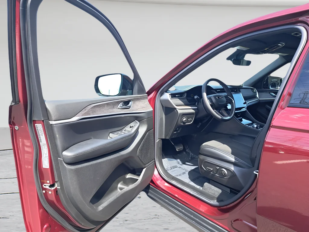 New 2026 Velvet Red Pearl-Coat Exterior Paint Jeep Laredo Altitude image 9