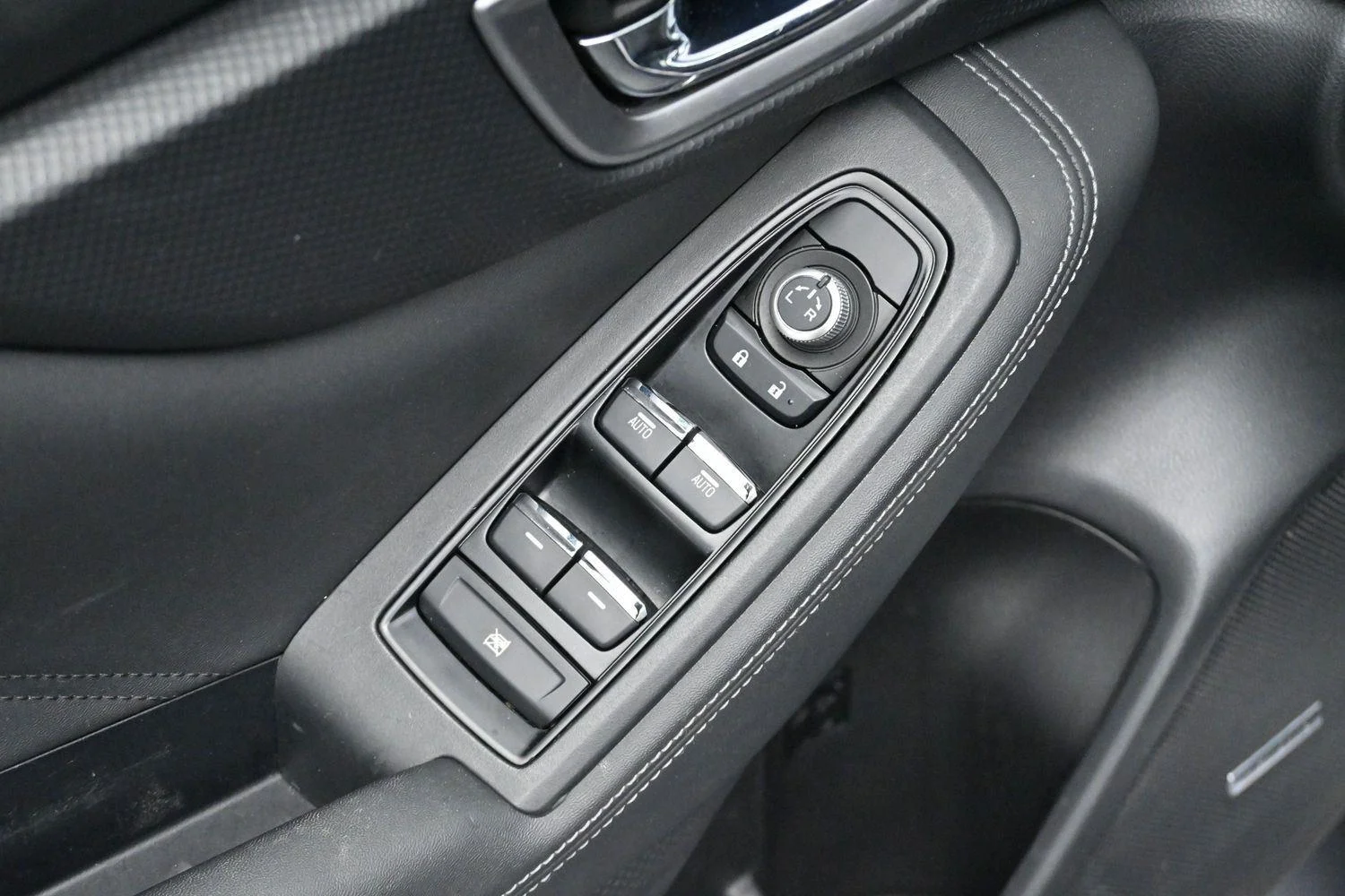 Used 2020 Ice Silver Metallic Subaru Limited image 10